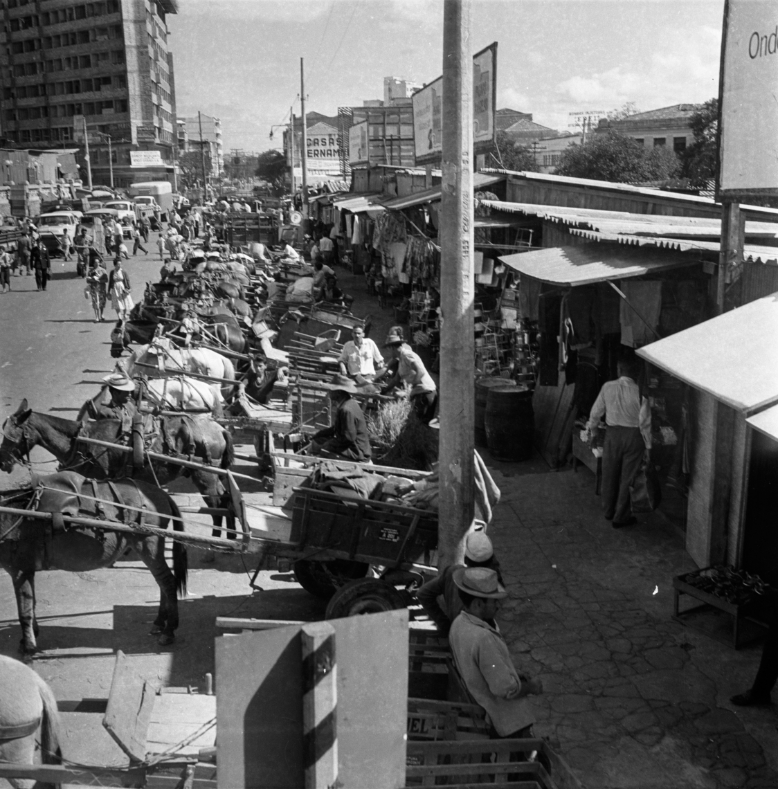 Centro de Belo Horizonte, na rua Goitacazes entre a avenida Amazonas e a rua Curitiba. Maio de 1961. Fonte: APCBH/ Fundo ASCOM.