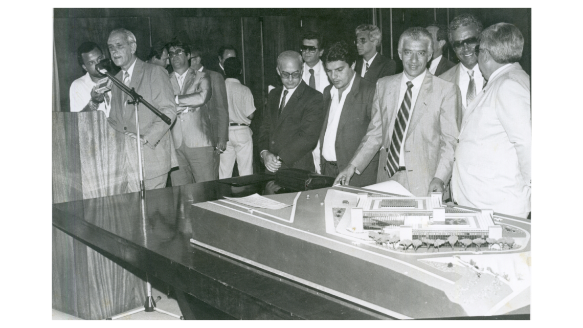 Sérgio Ferrara apresentando o projeto de construção do prédio da CMBH na Prefeitura de Belo Horizonte. 1987. Fonte: APCBH/ Fundo CMBH.