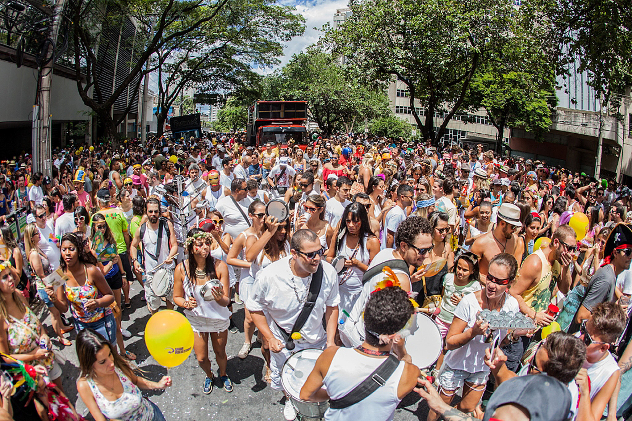 No Rio, carnavalescos debatem crescimento do carnaval de rua no país
