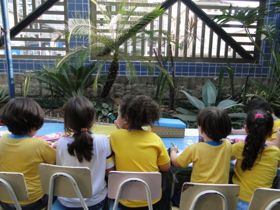 Em foco, política de atenção à criança matriculada em creche. Foto: JUL;ANA / Licença Creative Commons