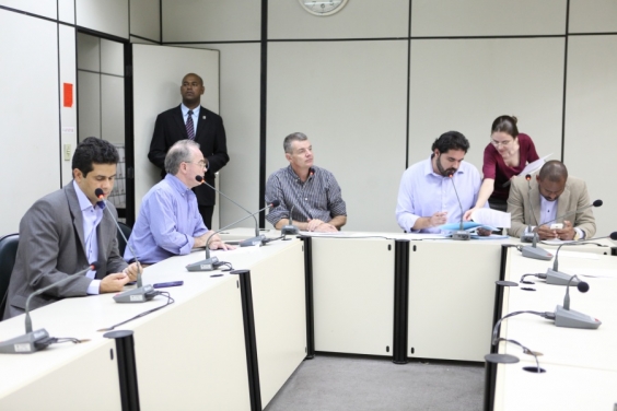 Parlamentares em reunião da Comissão de Administração Pública. Foto: Mila Milowski