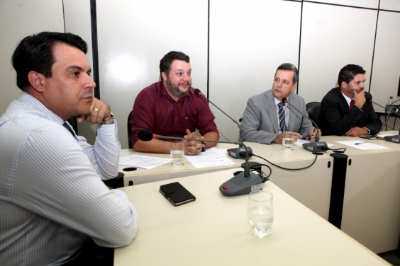 Vereadores em reunião da Comissão de Direitos Humanos e Defesa do Consumido, nesta terça-feira (13/10/2015). Foto: Raga Aguiar