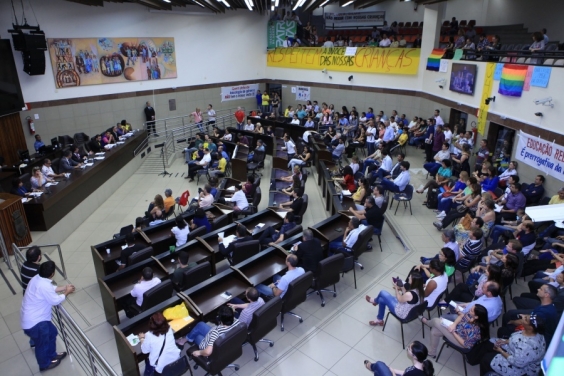 Movimentos pró-família lotaram o plenário em setembro de 2015 para pedir a exclusão do tema no PME (Foto: Mila Milowski)