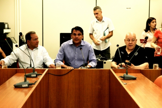 Vereadores Vilmo Gomes, Jorge Santos (presidente) e Henrique Braga apreciam PLs na Comissão de Orçamento (Foto: Rafa Aguiar)