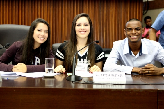 Ana Luisa Abreu, presidente; Raíssa Kastner, secretária; William Junio, presidente na lesgislatura anterior. Foto: Rafa Aguiar