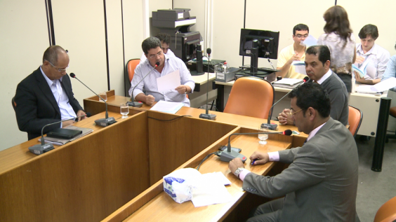 Bispo Fernando Luiz, Tarcísio Caixeta, Elvis Côrtes e Autair Gomes apreciam emendas a PLs do Executivo (Foto: Mila Milowski)