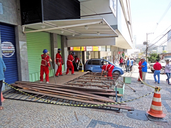 Funcionários da PBH fazendo manutenção de calçadas