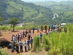 Monte localizado no Parque Renato Ecológico Azeredo registra intenso movimento de fiéis, especialmente durante a noite