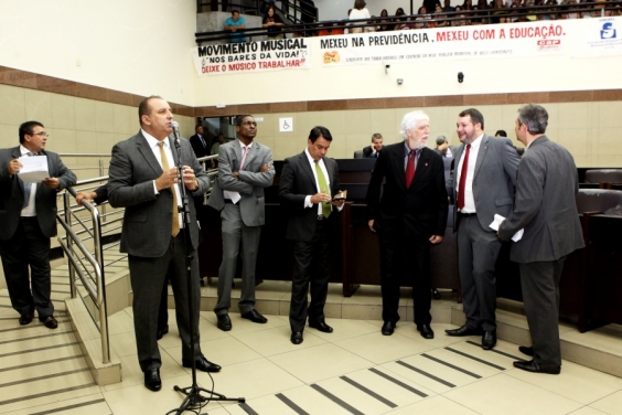 Vereadores em reunião plenária, nesta segunda-feira (9/11/15). Foto: Rafa Aguiar
