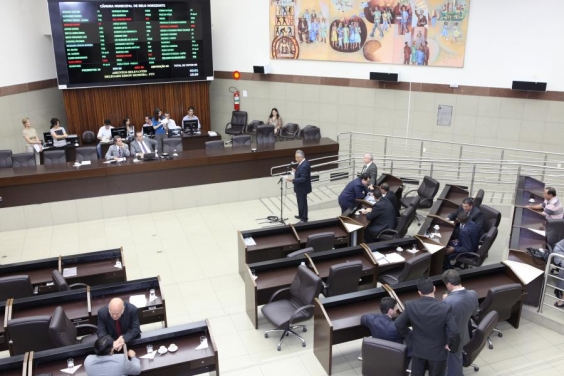Em reunião plenária, vereadores mantiveram vetos e aprovaram reajuste dos servidores