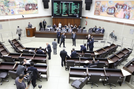 Base e oposição alegam descumprimento do acordo e apreciação da pauta é adiada mais uma vez