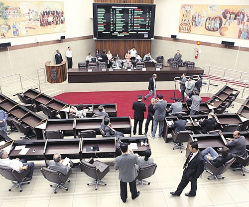 Vereadores de BH discutem e votam projetos de lei no plenário Amynthas de Barros