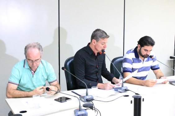Vereadores em reunião da Comissão de Administração Pública