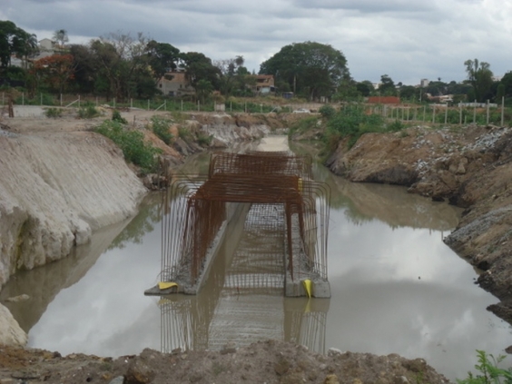 Obras de Contenção de Cheias na Bacia do Córrego Túnel / Camarões
