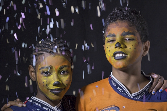 crianças com caras pintadas