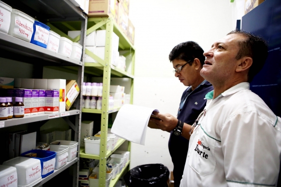 Vereador verifica disponibilização de medicamentos pelo Centro de Saúde Santa Mônica