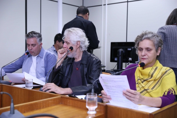 Parlamentares compõem mesa de reunião no Plenário Camil Caram