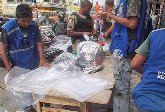 Com apoio da Polícia Militar, fiscais municipais recolhem mercadorias comercializadas irregularmente nas ruas de BH