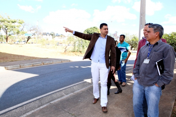 Vereador Irlan Melo e representantes da BHTrans, em visita técnica a vias do Bairro Betânia, para averiguar problemas relativos ao trânsito e à sinalização