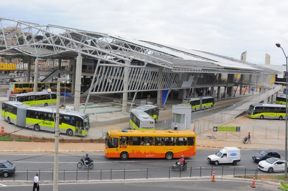 Movimento de ônibus na Estação São Gabriel, na Região Nordeste de Belo Horizonte