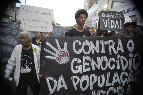 Jovens em manifestação contra o genocídio da juventude negra