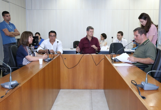 Vereadores em reunião da Comissão de Orçamento e Finanças