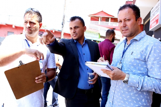 Vereador Wesley Autoescola e representantes da BHTrans em visita técnica à Avenida Serrinha, no Vale do Jatobá