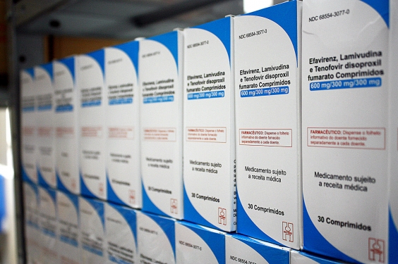 caixas de medicamentos empilhadas