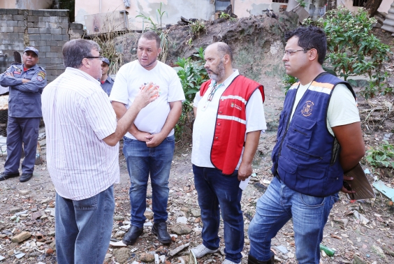 Veeador e técnicos da Urbel, Sudecap e Defesa Civil percorreram becos da Vila Tiradentes