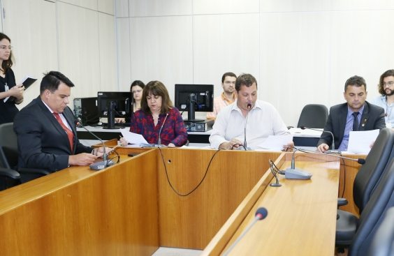 Vereadores em reunião da Comissão de Orçamento e Finanças