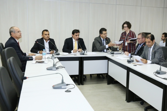 Vereadores em reunião da Comissão de Desenvolvimento Econômico, Transporte e Sistema Viário