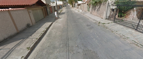 Vista da Rua Avelino Giarola. Desnível visível entre o lado par e o lado ímpar da rua