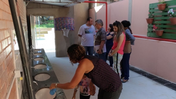 Vereador Edmar Branco vistoriando equipamentos adaptados para receber educação infantil na Escola Municipal Governador Ozanan Coelhol