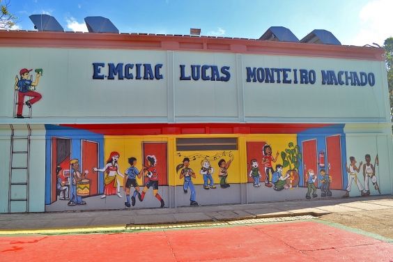 Fachada da Escola Municipal CIAC Lucas Monteiro Machado, no Bairro Vila Pinho