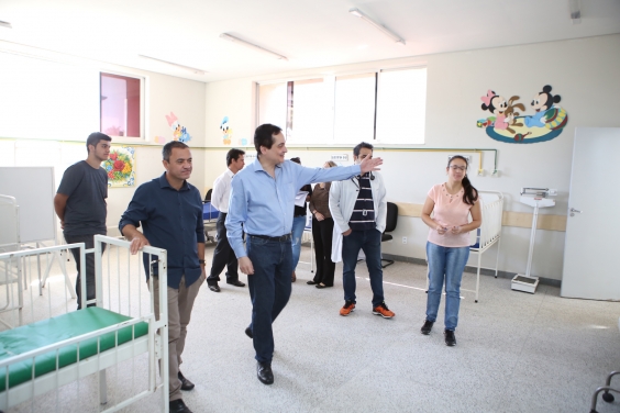vereador visita berçário da UPA, acompanhado de servidores e gestores da unidade
