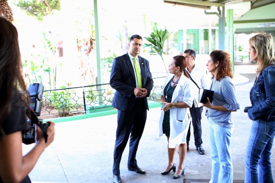 Vereador Irlan Melo e Érica Ferreira Alvarenga, gerente da Unidade de Referência Secundária Campos Sales, na Gameleira, em visita técnica ao local