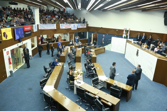 vista superior do Plenário Amynthas de Barros. Parlamentares ocupam seus lugares. Galeria cheia de manifestantes