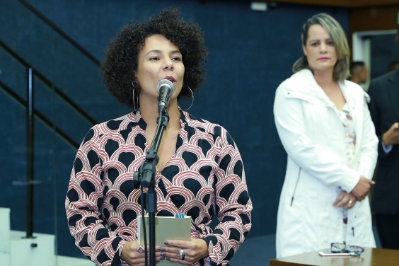 Vereadora Áurea Carolina se pronuncia em Plenário. Nely ao fundo