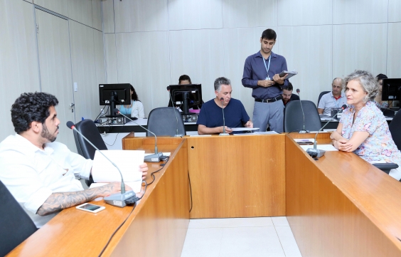 Parlamentares compõem mesa de reunião