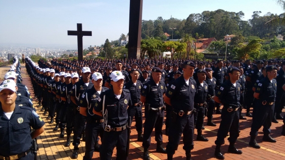 Dezenas de guardas municipais em fila na Praça do Papa