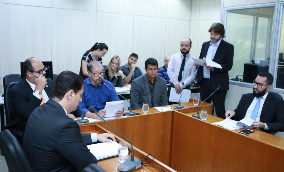 Vereadores Coronel Piccinini, Mateus Simões e Reinaldo Gomes, Vicente Resende Salgueiro Júnior (advogado de defesa) e Mariel Marley Marra (denunciante), em reunião da Comissão Processante, nesta segunda-feira (27/5)