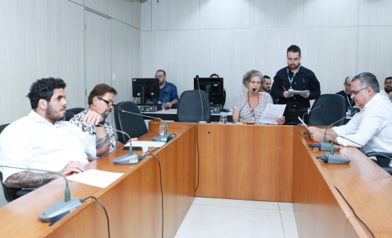 Parlamentares compõem mesa de reunião