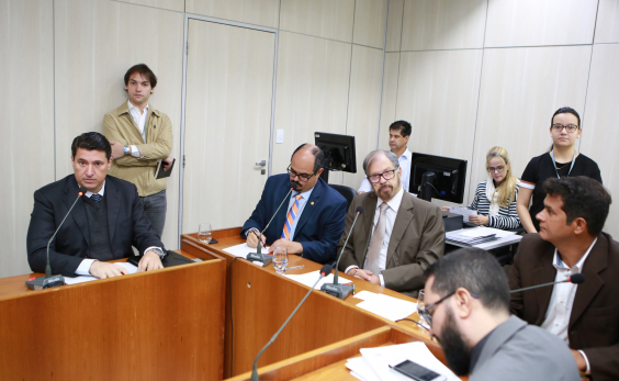 Vereadores Mateus Simões, Coronel Piccinini e Reinaldo Gomes, Mariel Marley Marra (denunciante), Vicente Resende Salgueiro Júnior (advogado de defesa), em reunião da Comissão Processante, nesta quinta-feira (6/6)