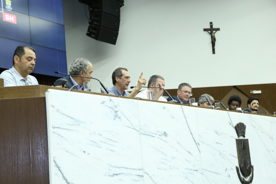 Vereadores e convidados estão sentados à Mesa do Plenário Amynthas de Barros