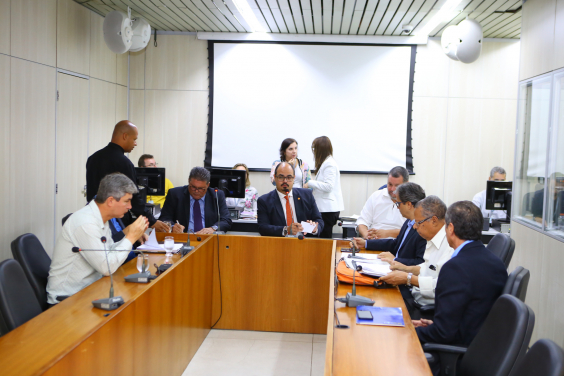 Mesa com vereadores Pedro Patrus, Preto, Mateus Simões e representantes de entidades e associações