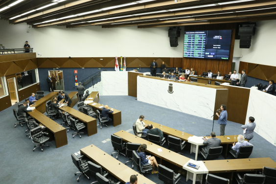 Vista superior do Plenário; parlamentares ocupam seus lugares
