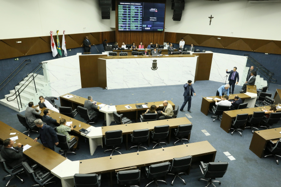 Vista geral do Plenário Amynthas de Barros; vereadores ocupam seus lugares