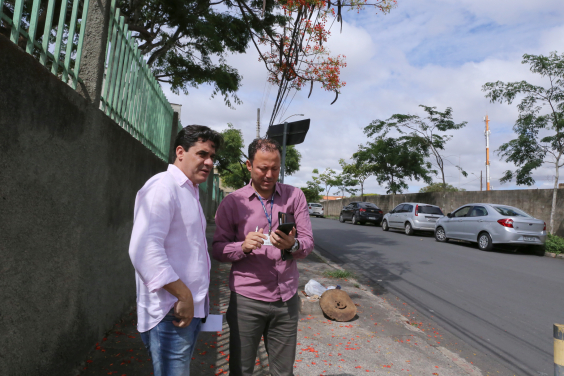 Vereador Carlos Henrique e Anderson Leal (gerente da BHTrans), em visita técnica à Rua Carlos Quettino, Bairro Gameleira, nesta quinta-feira (21/11)