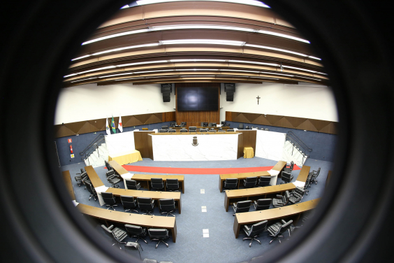 Vista superior do Plenário Amynthas de Barros. Cadeiras e mesas vazias. Imagem em lente arredondada, tipo olho de peixe.
