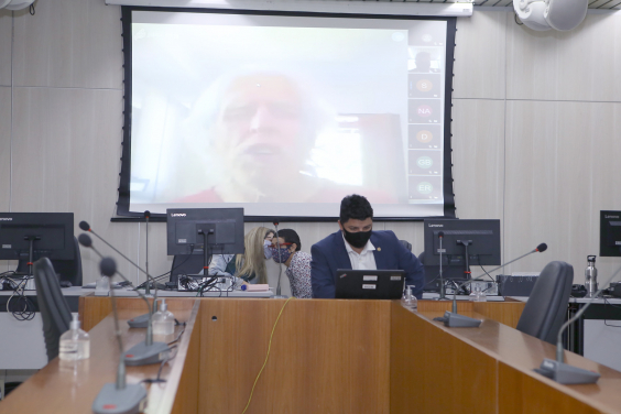 Vereador Pedro Bueno, em participação presencial, e vereador Arnaldo Godoy, em participação remota, em audiência pública da Comissão de Educação, Ciência, Tecnologia, Cultura, Desporto, Lazer e Turismo, nesta quinta-feira (13/